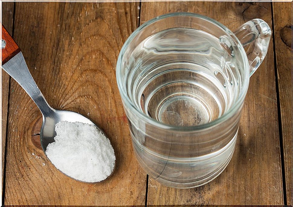 Gargle with salt water and other remedies to relieve a sore throat