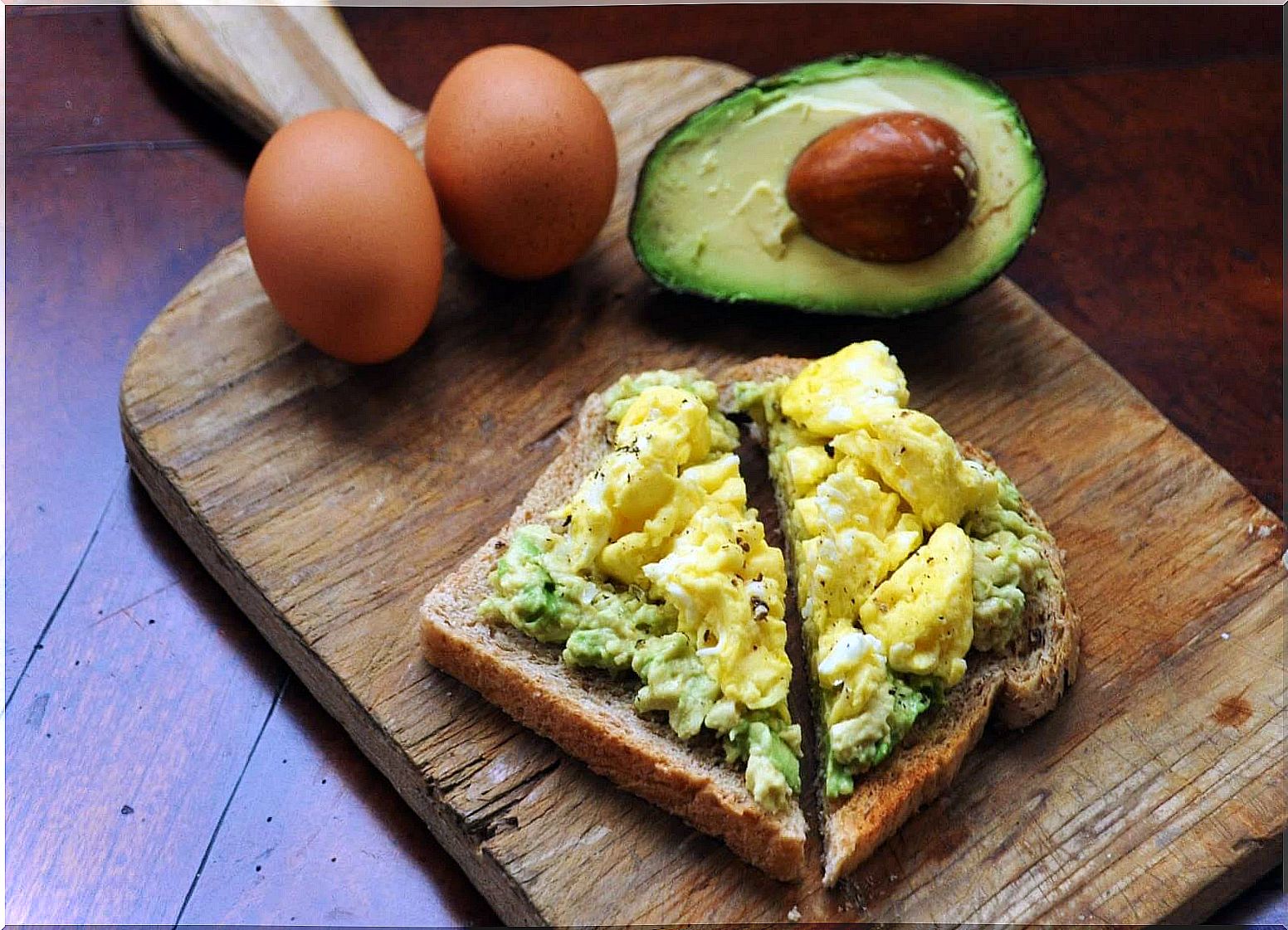 Avocado-sandwich-with-egg