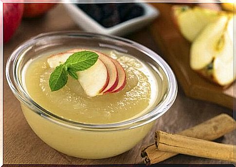 Make compotes at home with apple and cinnamon