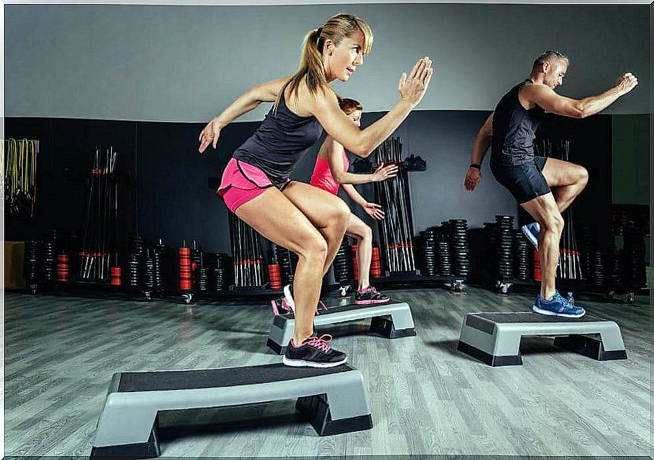 People in the gym doing aerobic exercise.