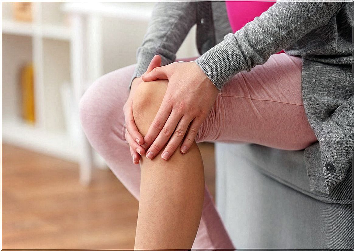 Woman with knee pain from arthritis.