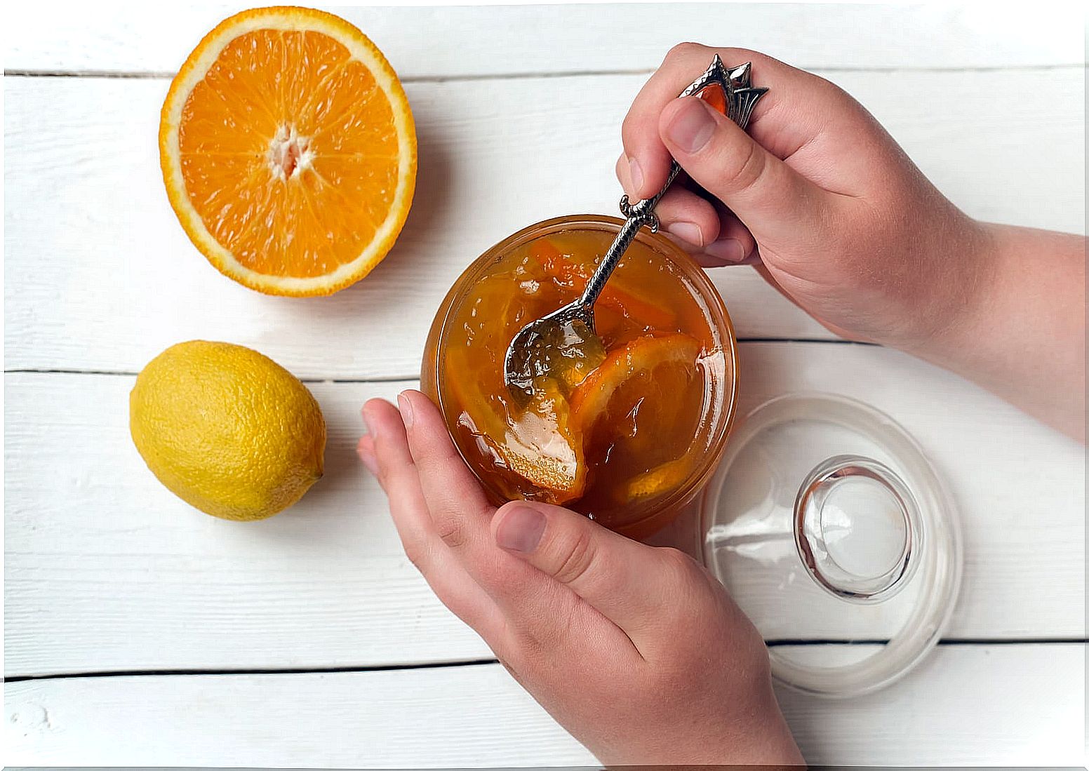 Breakfast with orange and honey to start the day with energy.