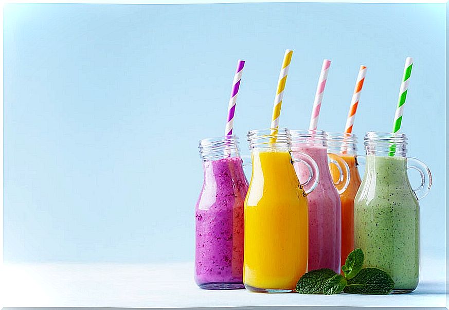 Colorful juices and smoothies to cleanse the liver.