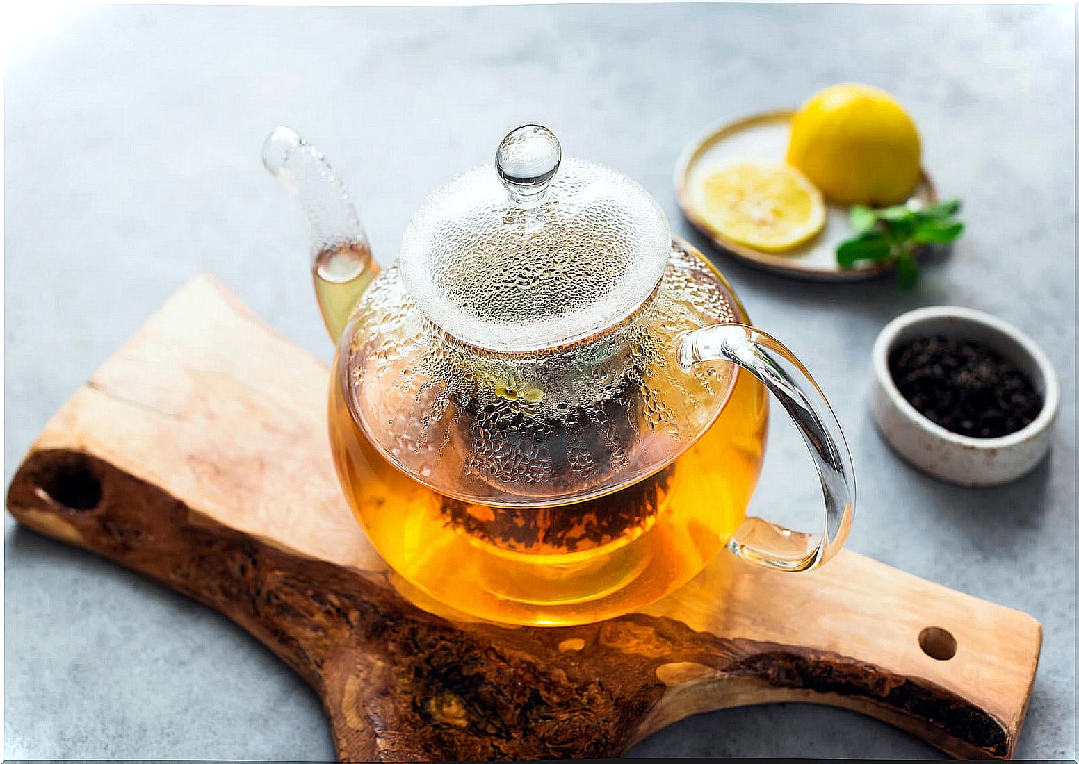 Pitcher of green tea with lemon and cloves.