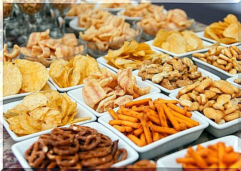 Fried foods, like the snacks in the image, are foods that damage the skin by increasing its oiliness and reducing elasticity.