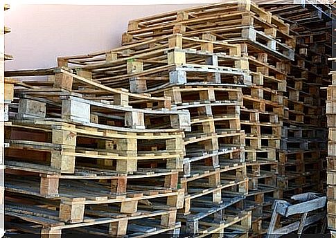 With wooden pallets you can make many pieces of furniture.