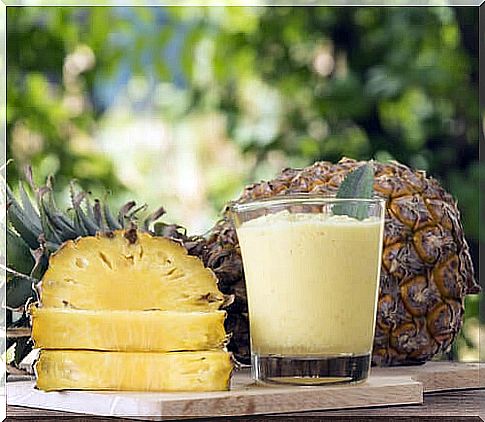 Homemade pineapple syrup to fight coughs and inflammation