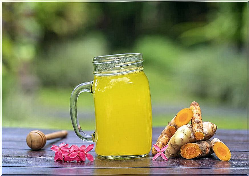 Drink with turmeric to relieve knee pain.