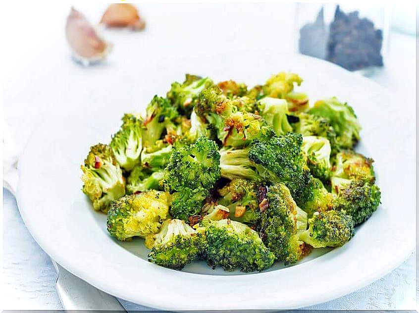 How to prepare a healthy broccoli salad?